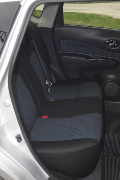Nissan Note 2015 задние сидения