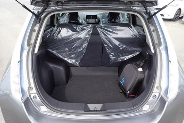 Nissan Leaf 2014 серый багажник