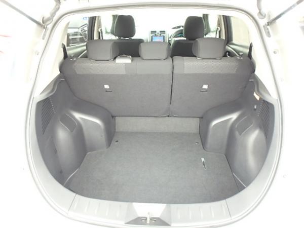 Nissan Leaf 2014 серый багажник