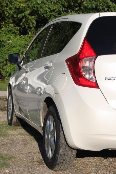 Nissan Note 2015 белый задняя фара