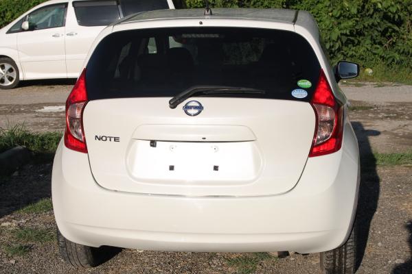 Nissan Note 2015 белый вид сзади