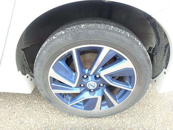Nissan Leaf 2014 белый задние колесо
