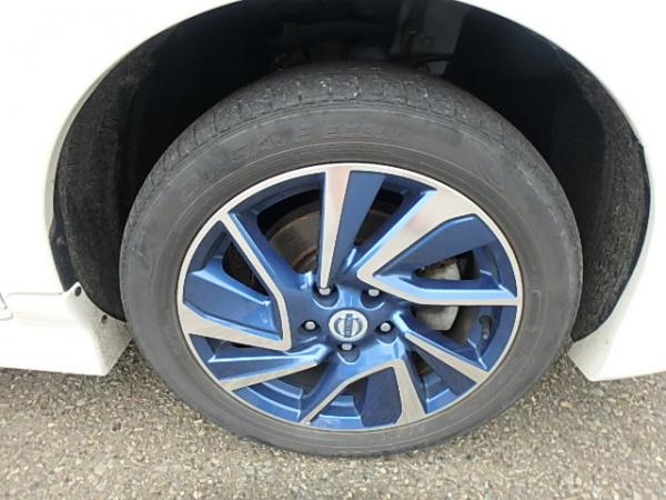 Nissan Leaf белый колесо