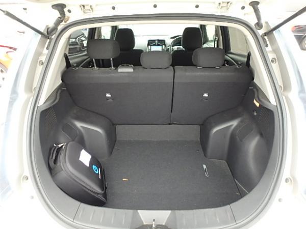 Nissan Leaf 2014 белый багажник