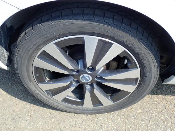 Nissan Leaf 2014 белый колесо