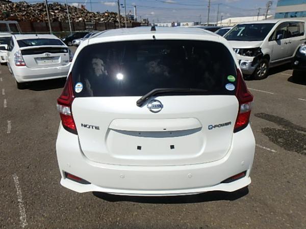Nissan Note 2016 белый сзади