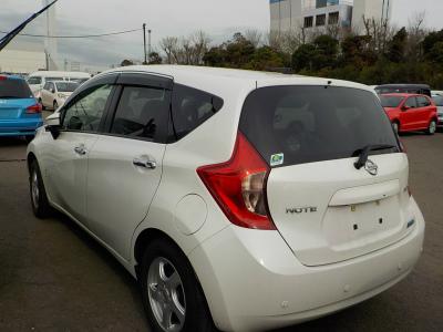 Nissan Note 2015 белый зад