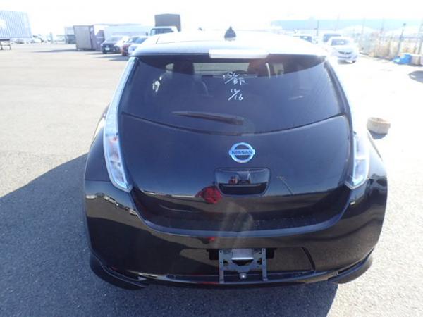 Nissan Leaf чёрный вид сзади