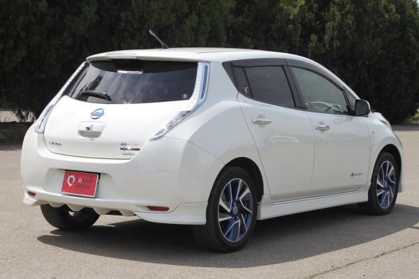 Nissan Leaf I 2015 белый правый бок сзади