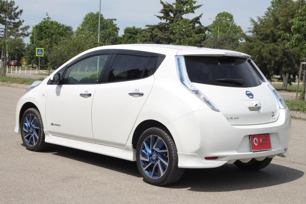 Nissan Leaf I 2015 белый левый бок сзади