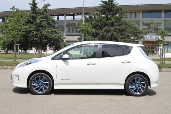 Nissan Leaf I 2015 белый левый бок