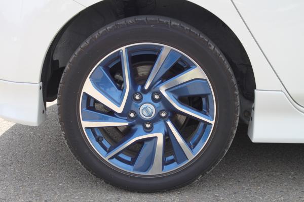 Nissan Leaf I 2015 белый колесо