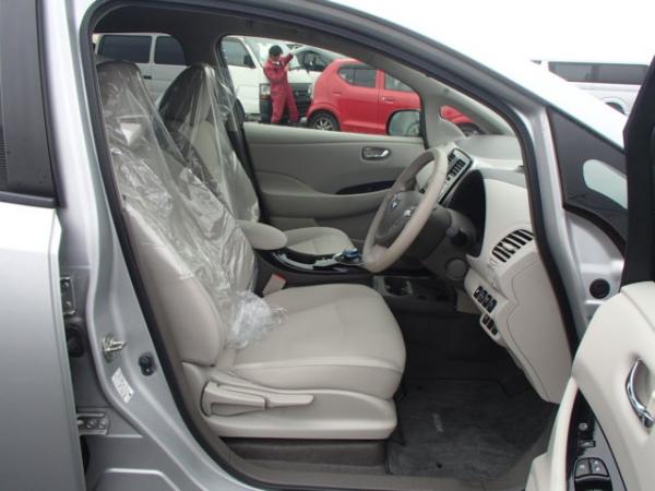 Nissan Leaf 2013 серый передние сидения
