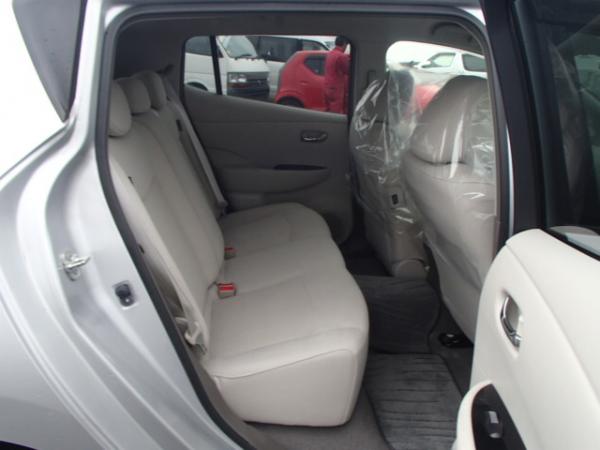 Nissan Leaf 2013 серый задние сидения