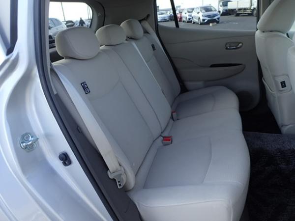 Nissan Leaf I 2013 вид на задние сидения