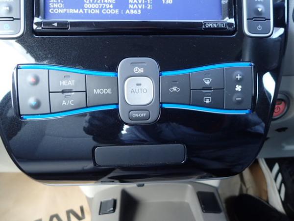 Nissan Leaf I 2013 кнопки 4