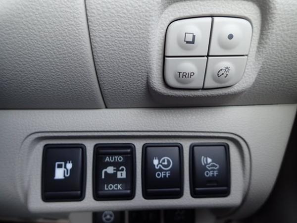 Nissan Leaf I 2013 кнопки 