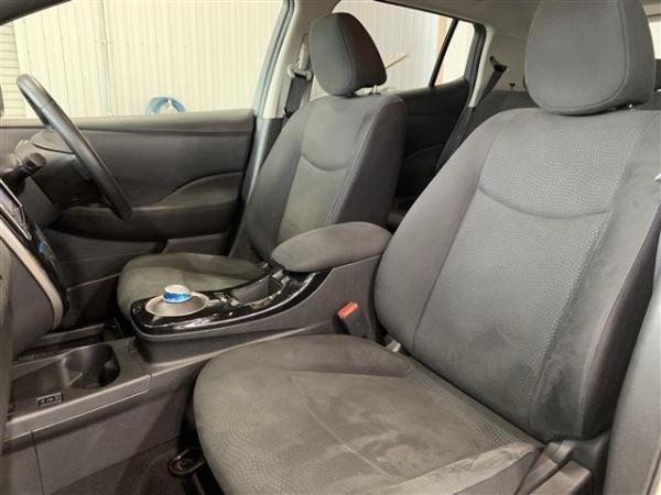 Nissan Leaf I 2016 передние сидения