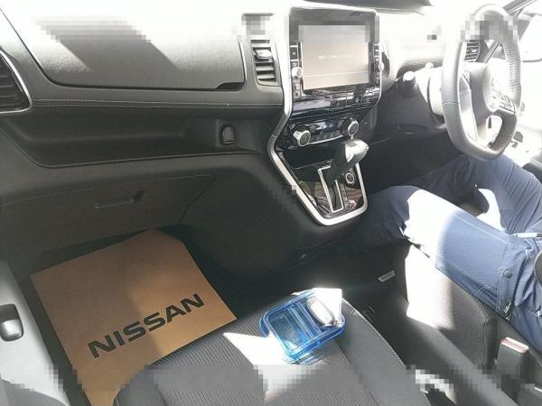 Nissan Serena V